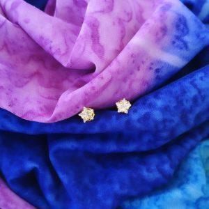 BRINCO DOURADO ESTRELA DE LUZ C/ ZIRCÔNIA CRAVEJADA